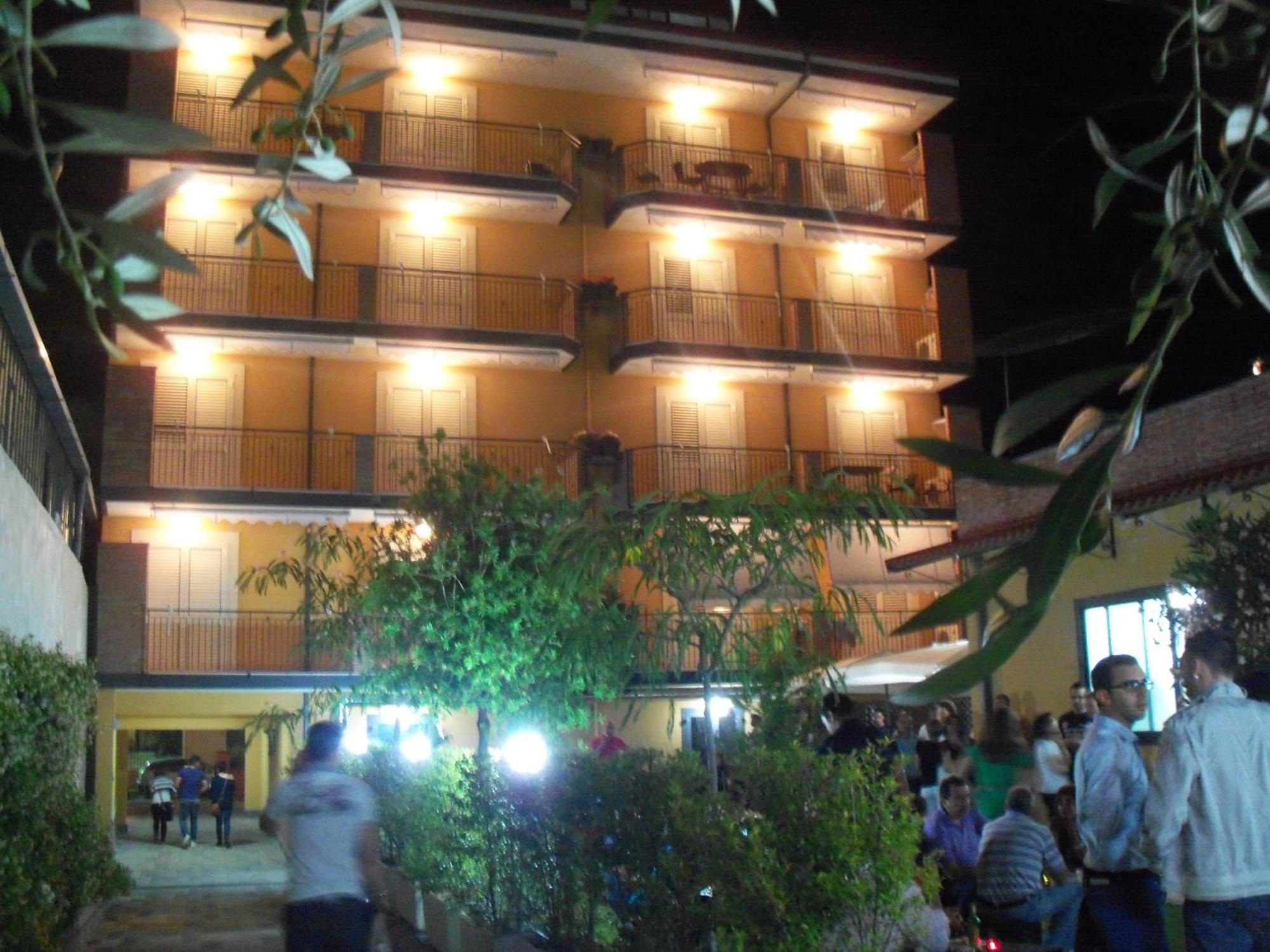 Aparthotel Riviera Ionica Santa Teresa Di Riva Exterior foto